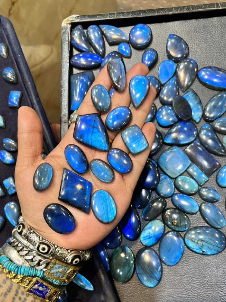Discover the Magic of Labradorite – Elevate Your Style & Energy Today!